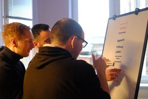 OneCode-Team beim gemeinsamen Teamevent – Zusammenarbeit und Ideenaustausch in Aktion.