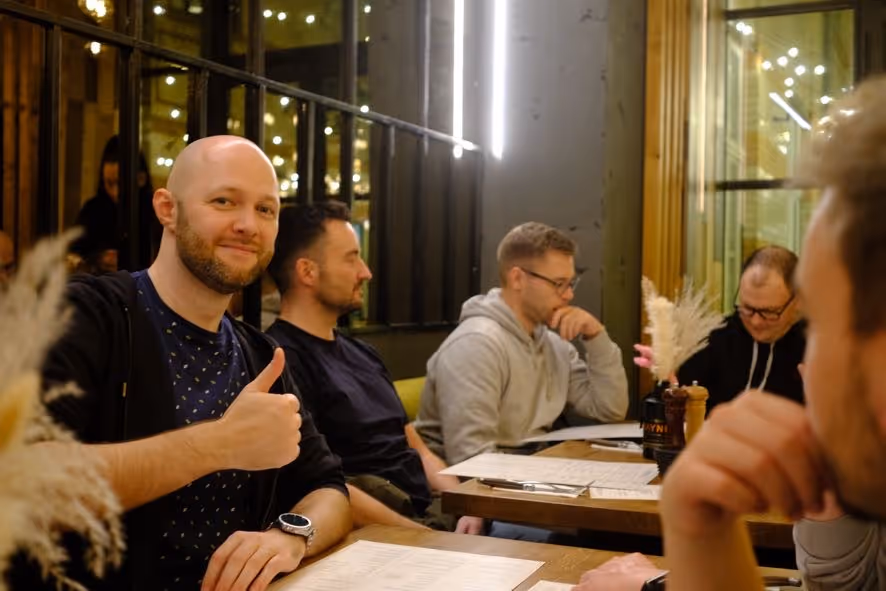OneCode-Team beim gemeinsamen Abendessen – Austausch und Zusammenhalt auch außerhalb der Arbeit.