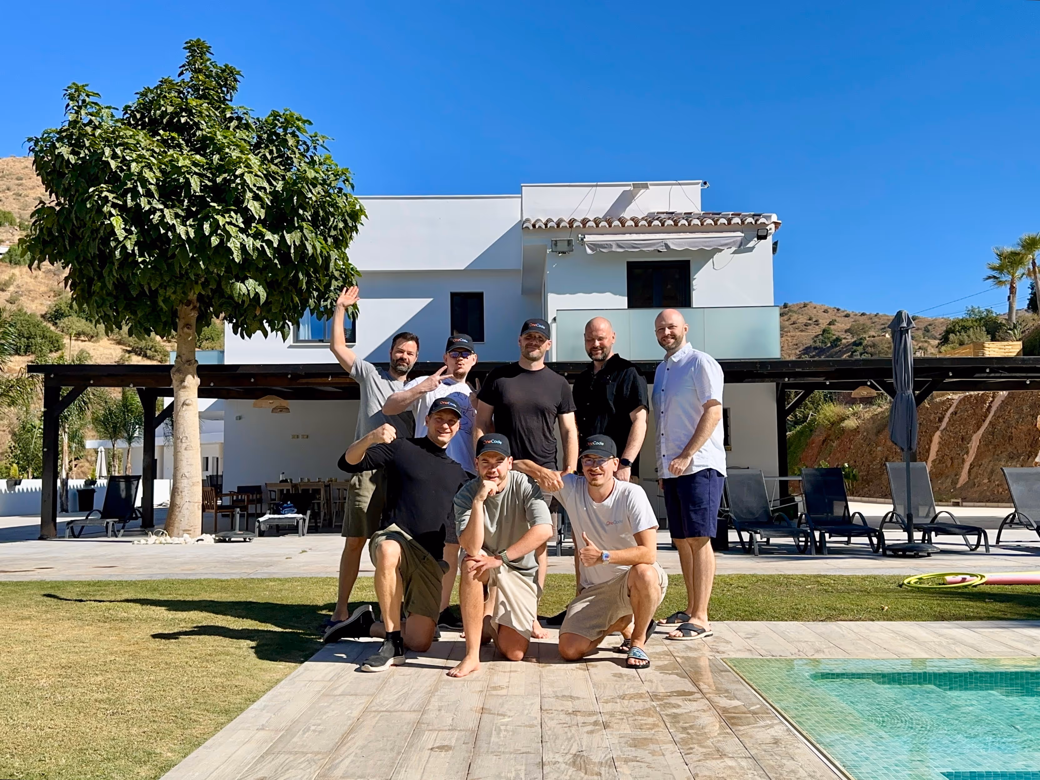 Das OneCode-Team beim Offsite-Meeting in Spanien – vereint Teamgeist, Ownership und Leidenschaft für Softwareentwicklung.