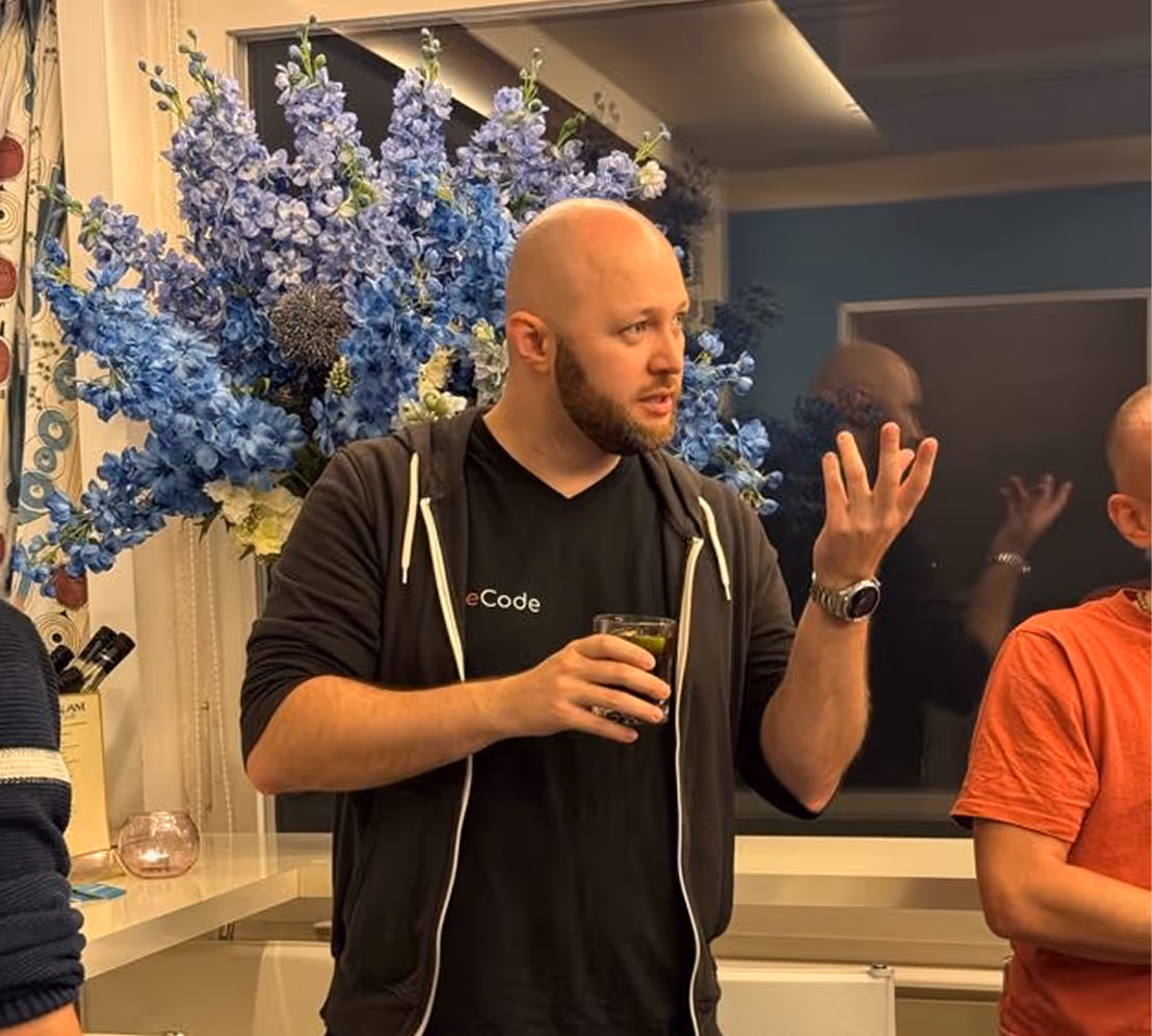 Ein OneCode-Entwickler erklärt engagiert ein Konzept während eines Team-Meetings – Sinnbild für Verantwortung, Kommunikation und Ownership in jedem Projekt.