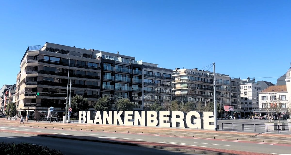 De grote letters BLANKENBERGE op de zeedijk