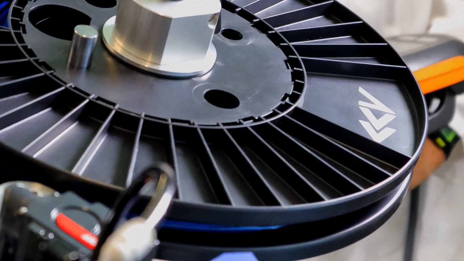 Fiber feeding and cutting mechanism