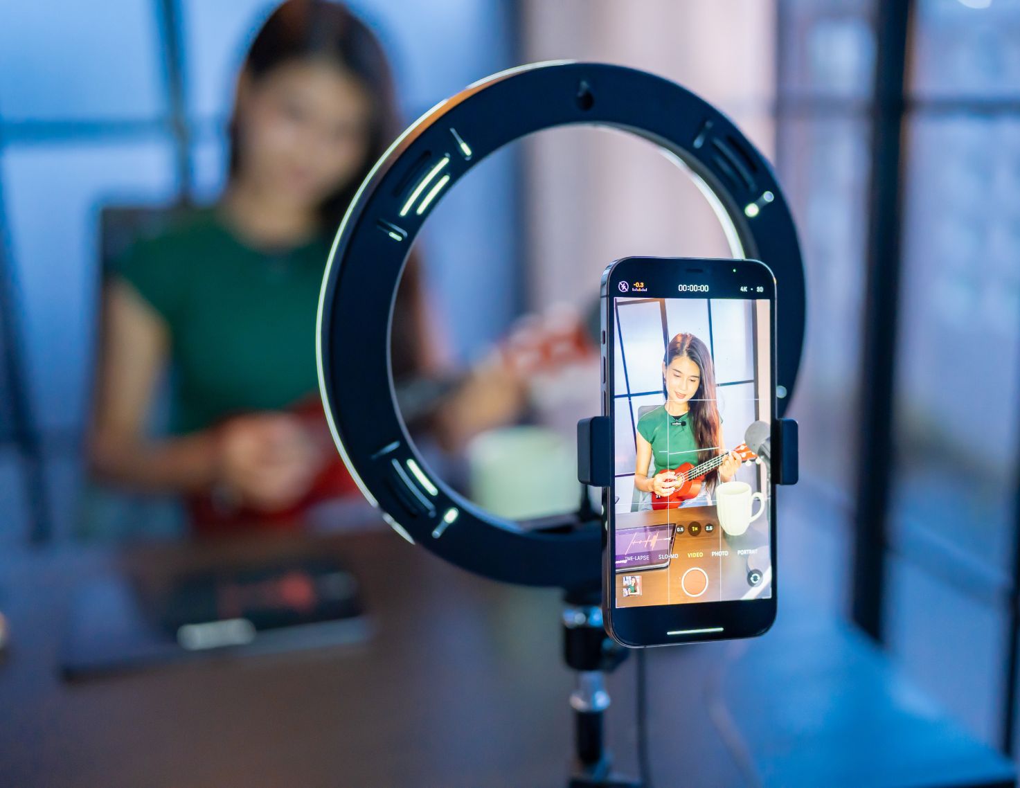 Une personne en pleine Réalisation d'une vidéo UGC