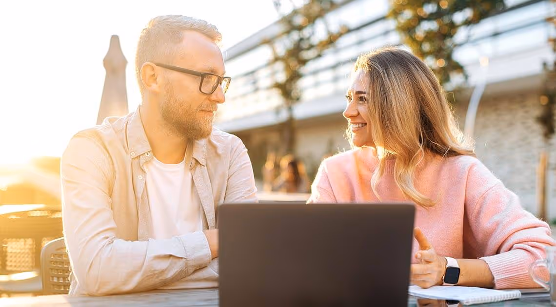 Par jobber med ektepakt på en laptop