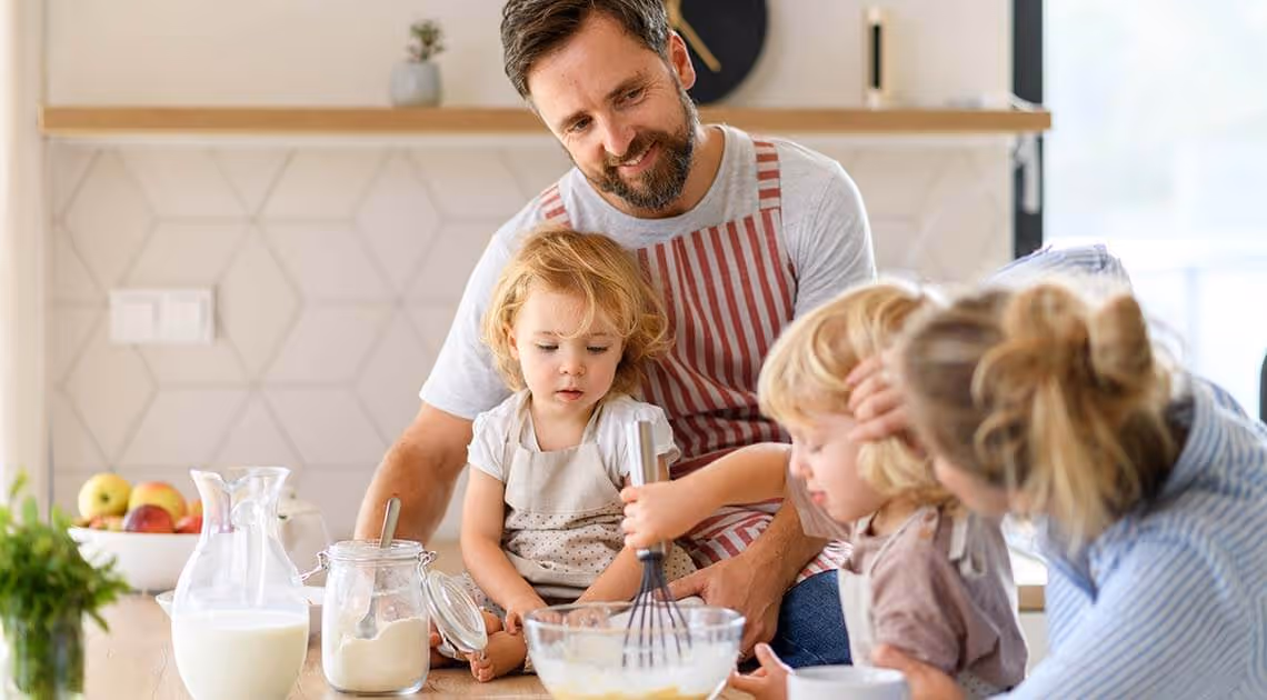 En familie på fire som baker sammen