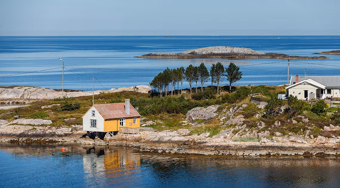 Idyllisk sommerhytte ved sjøen