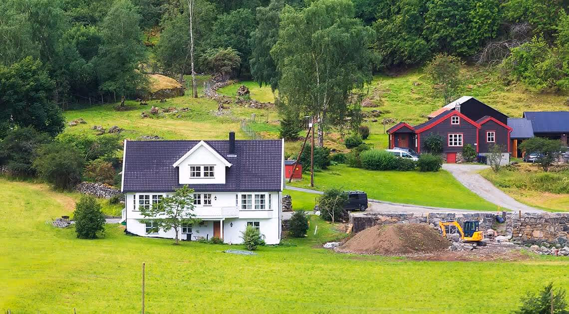 Et hvitt hus på en landling eiendom