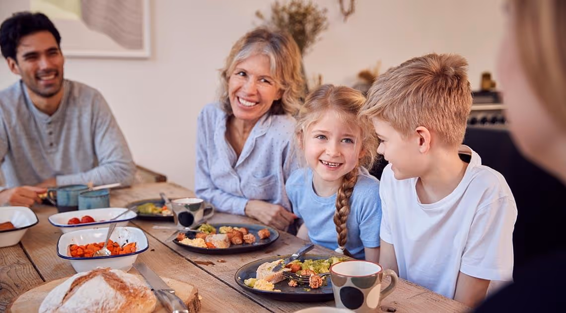 Familie samlet rundt bordet