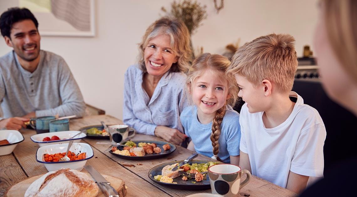 Familie samlet rundt bordet