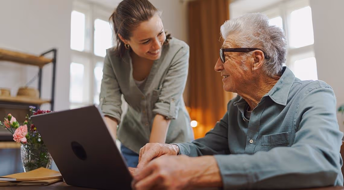 Far og datter foran en laptop