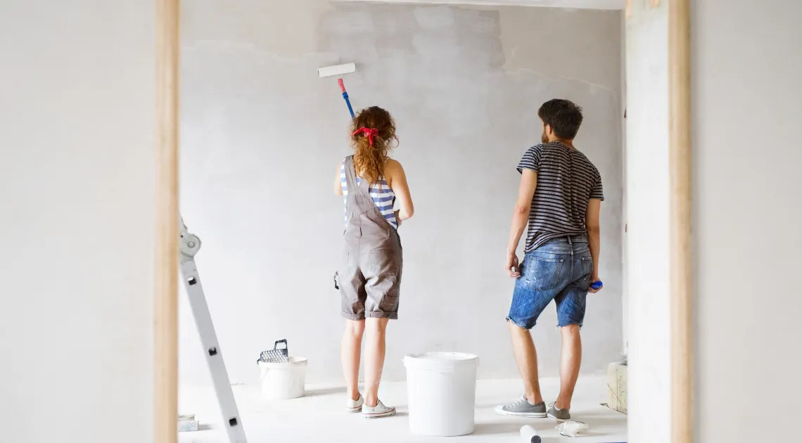 Illustrasjonsfoto av et samboerpar som pusser opp leiligheten sin
