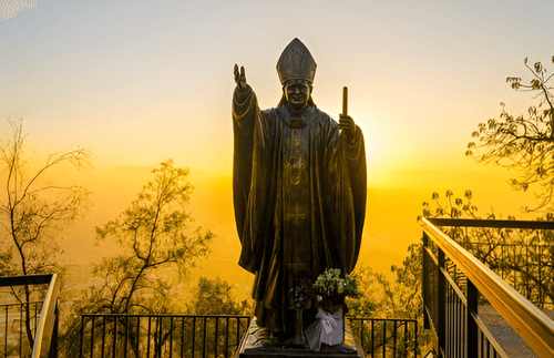 Tres figuras lideran la administración vaticana a la espera del nuevo papa