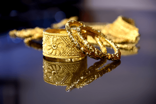 La cotización del oro cede terreno tras avances en el mercado accionario y datos económicos en EE.UU.