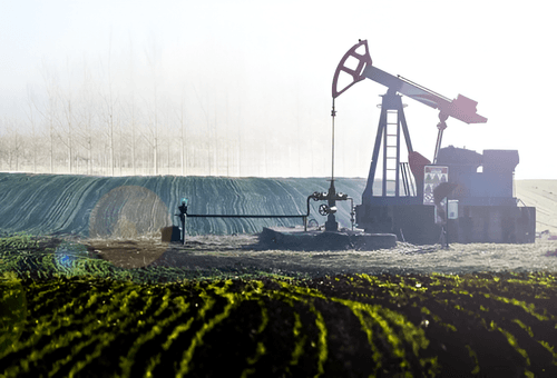 El precio del petróleo baja tras cambio de fecha en reunión de la OPEP+ sobre producción