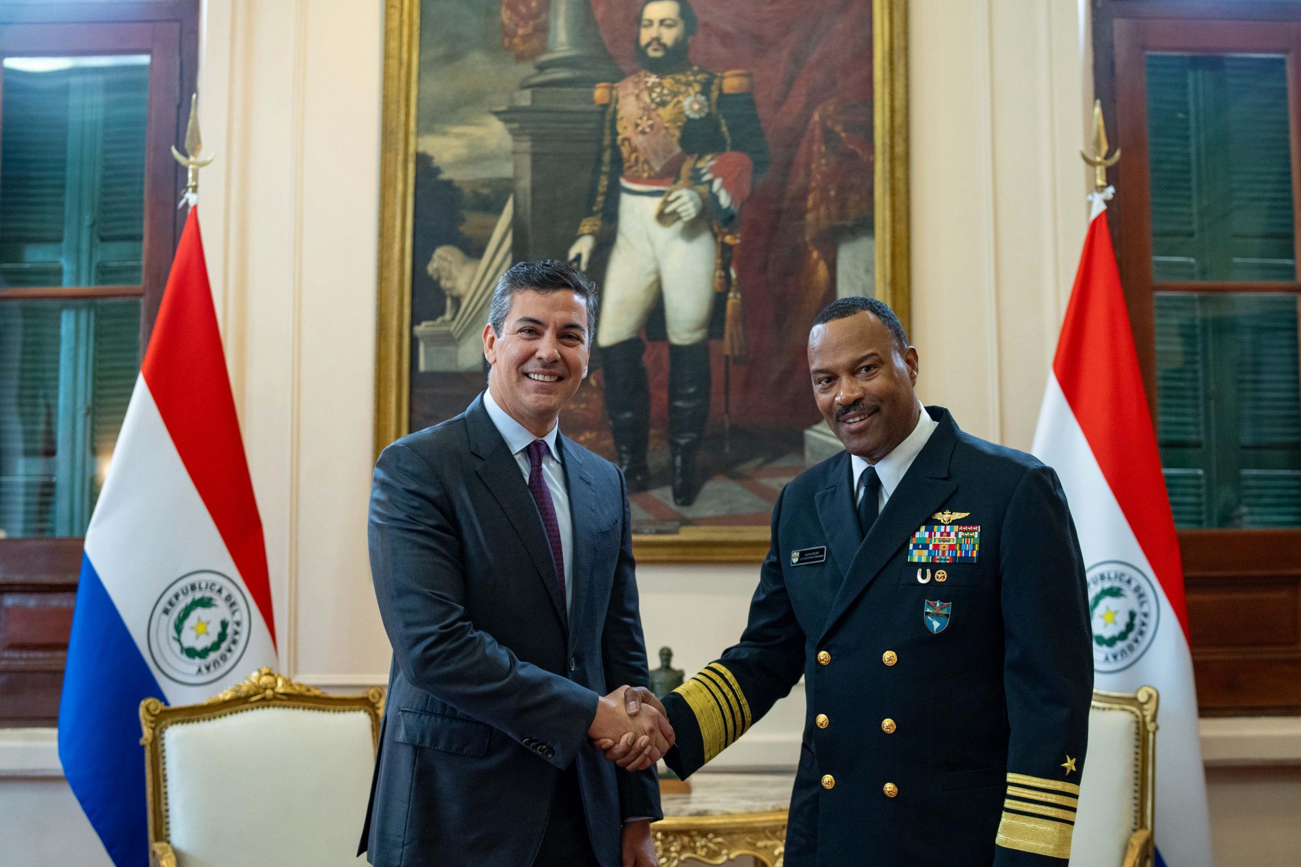 Santiago Peña condecora al general Alvin Holsey en Palacio de López en el marco de la alianza con Estados Unidos