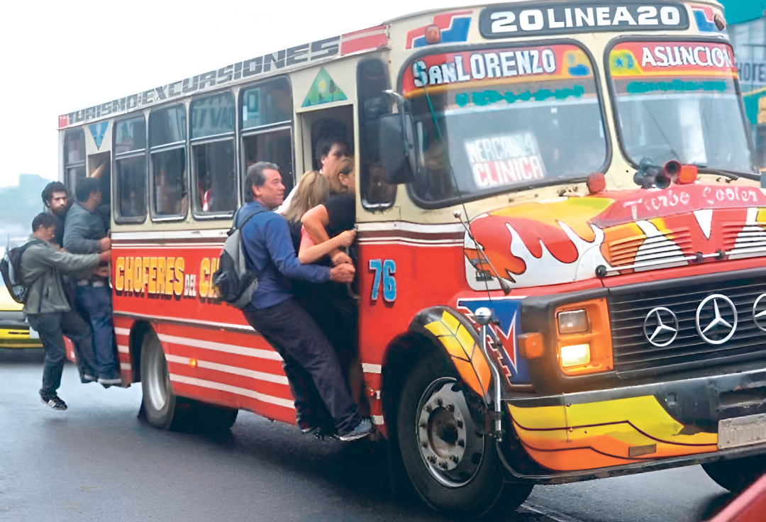 Huelga de choferes de buses queda suspendida tras acuerdo en reunión tripartita