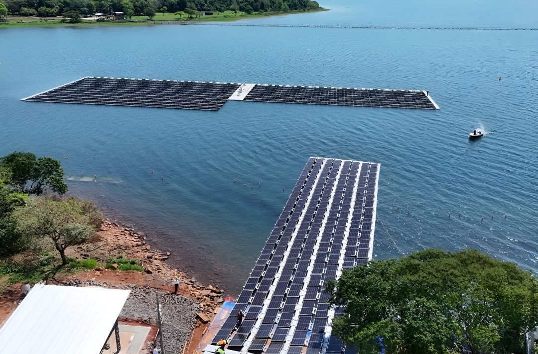 Itaipú completa el montaje de paneles solares bifaciales en el embalse de Hernandarias