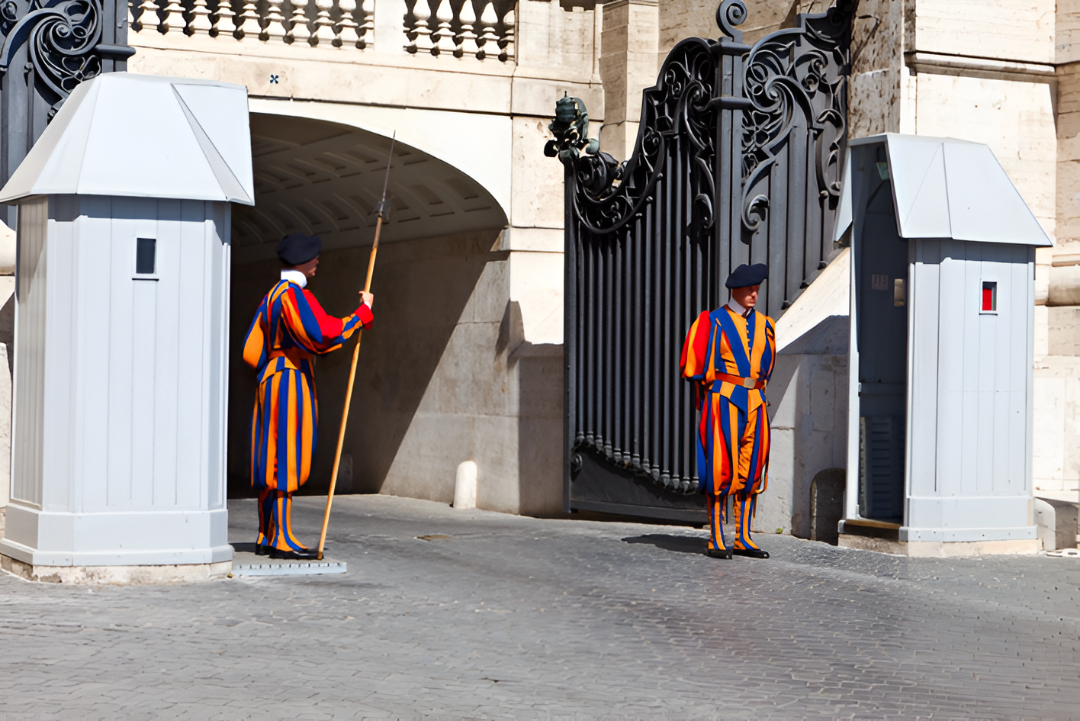 Investigación en el Vaticano tras una denuncia por gesto discriminatorio de un guardia suizo