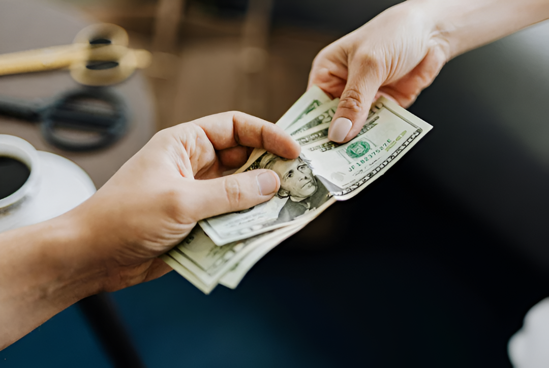 La caída del dólar marca el inicio del mes mientras el comercio aguarda cómo se moverá el tipo de cambio