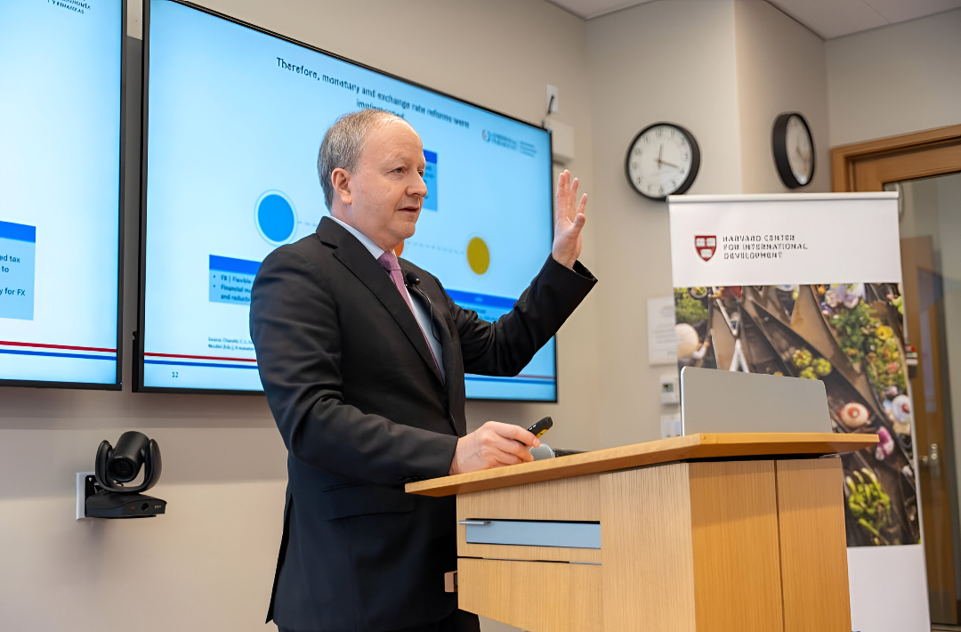 Fernández Valdovinos explicó que la nueva nota pone a Paraguay en la mira de más fondos