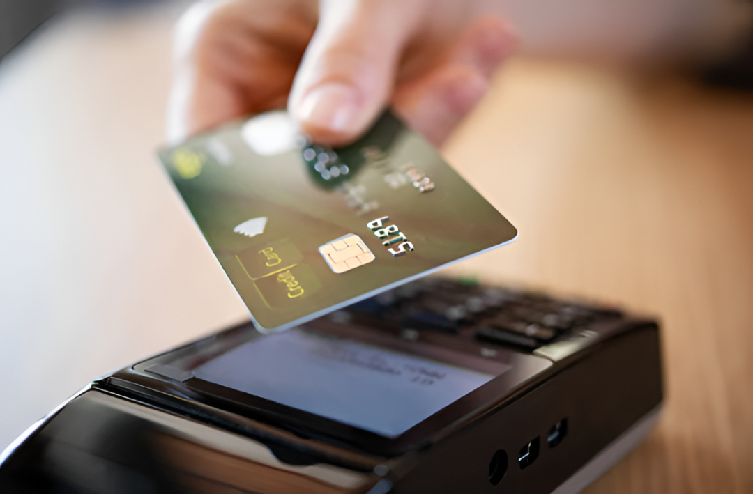 La tarjeta de crédito pasa a cubrir gastos básicos y la deuda se acelera, dice BCP