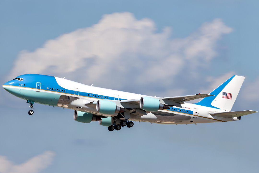 Falla técnica obliga al avión del presidente de Estados Unidos a regresar y el viaje a Davos continúa en otro vuelo