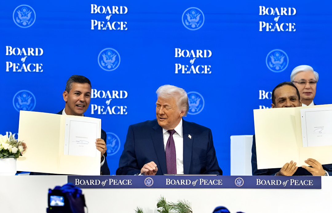 Santiago Peña firma el acta de la Junta de la Paz para la reconstrucción de Gaza