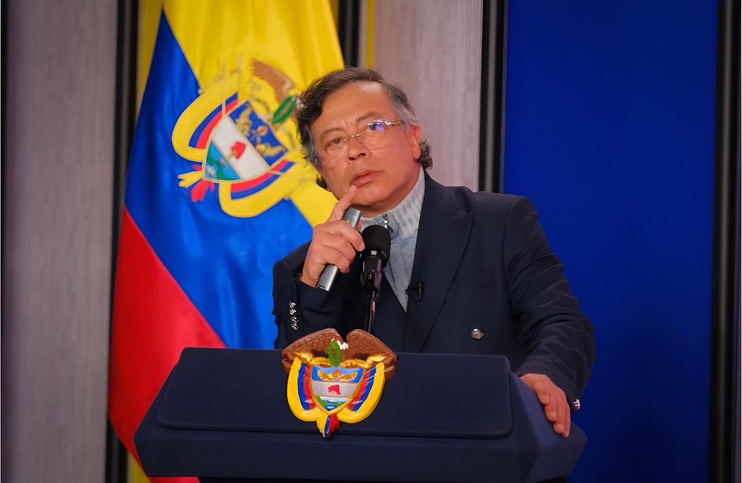 Colombia suspende la venta de electricidad a Ecuador tras el anuncio de un arancel del 30% a productos colombianos.