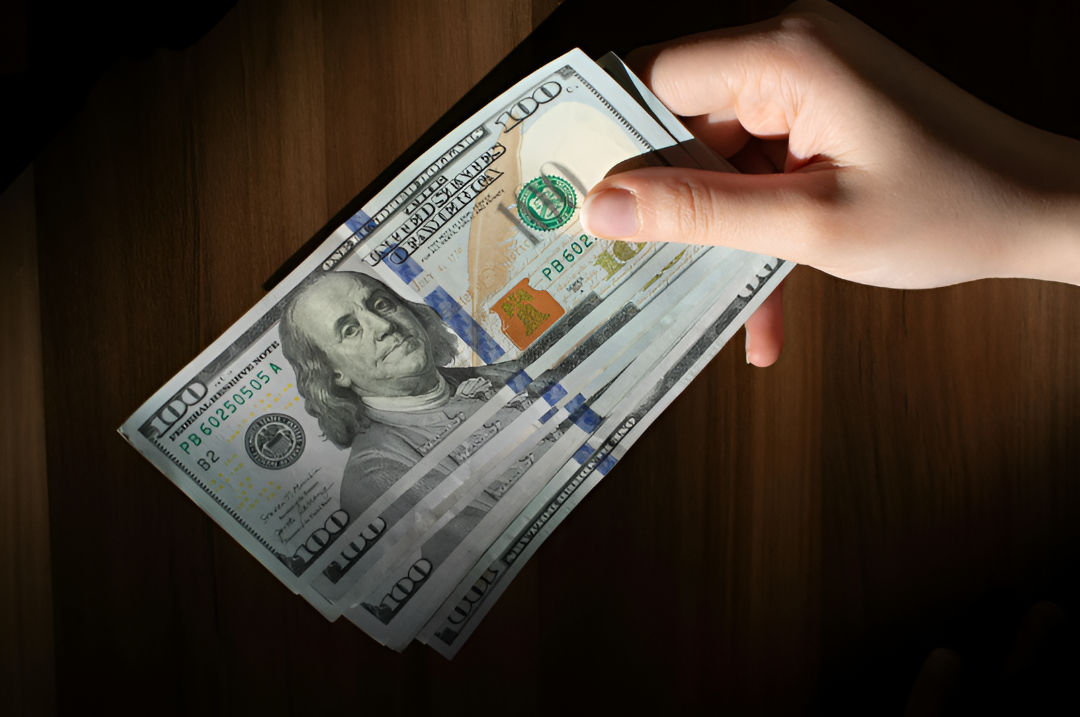 El dólar cae y ya se mueve por debajo de G. 6.500 en las casas de cambio