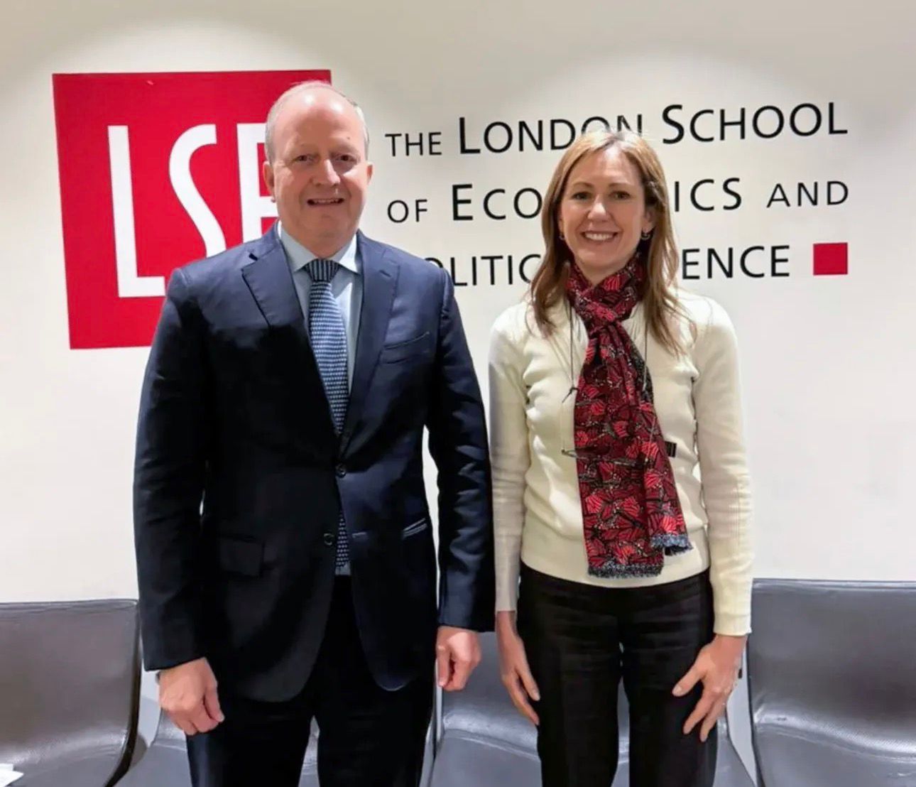 Ministro de Economía expone en Oxford y LSE sobre crecimiento en Paraguay, mientras constructoras quiebran por falta de pagos