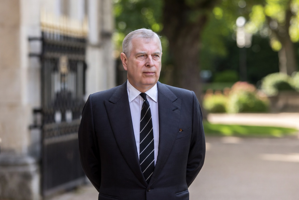 El ex príncipe Andrés queda en libertad mientras continúa investigación por presunta conducta indebida