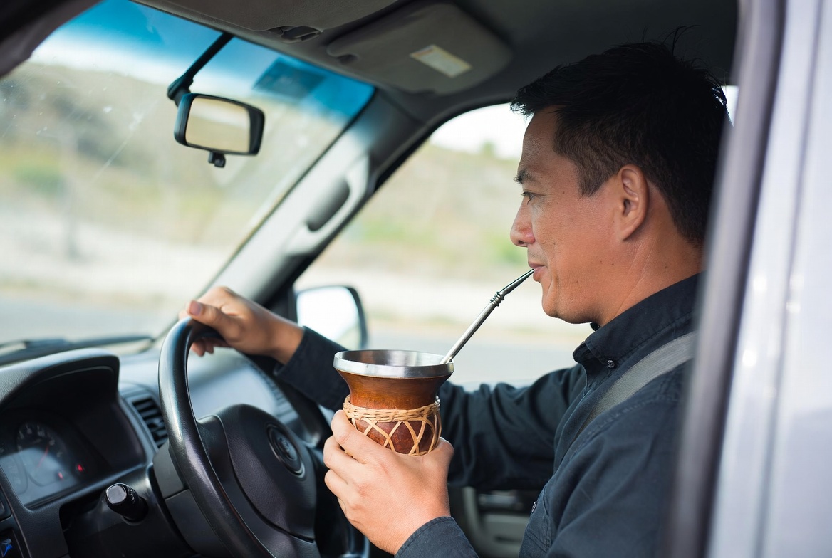 Fumar o tomar tereré al volante puede costar G. 1.115.020 en multa