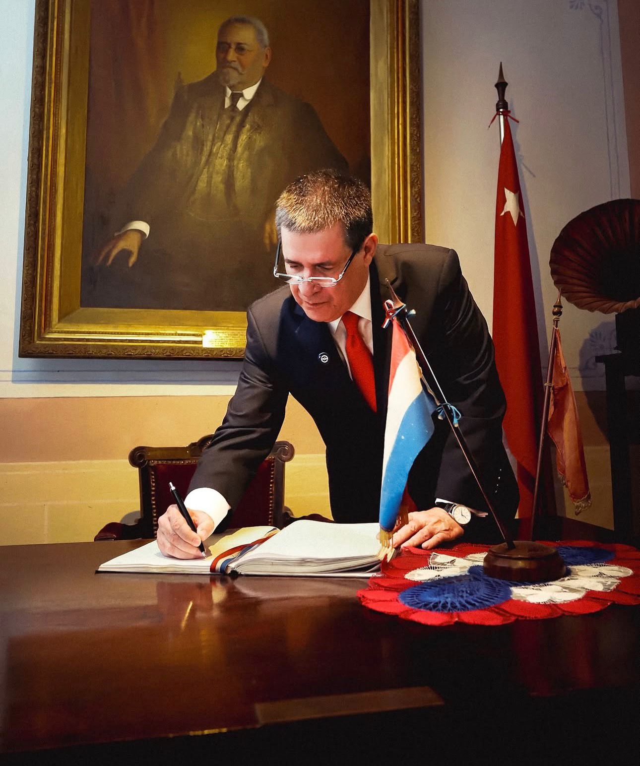 Evolución de Horacio Cartes permite retirar soporte respiratorio y mantener observación en UTI