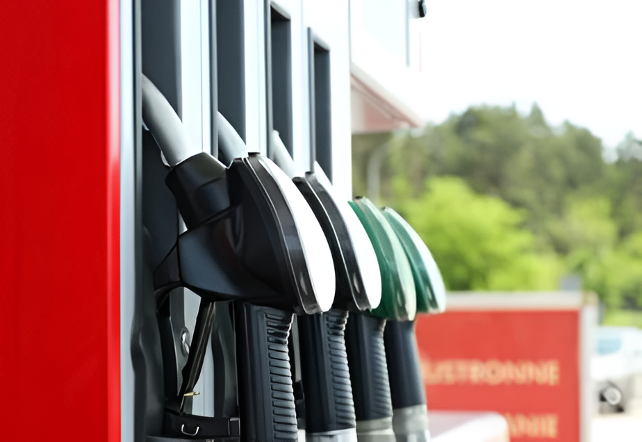 Suben los combustibles en estaciones privadas y el ajuste llega hasta G. 700 por litro