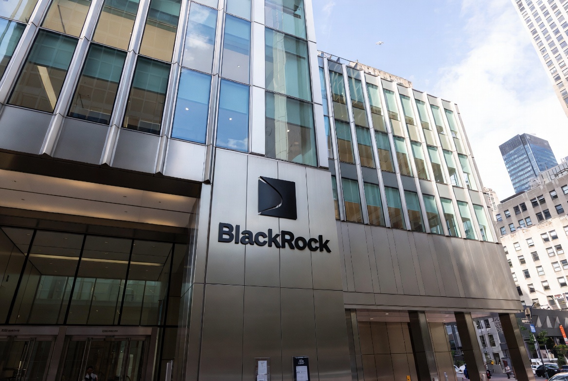 BlackRock enfrenta caída bursátil tras limitar rescates en fondo de crédito privado