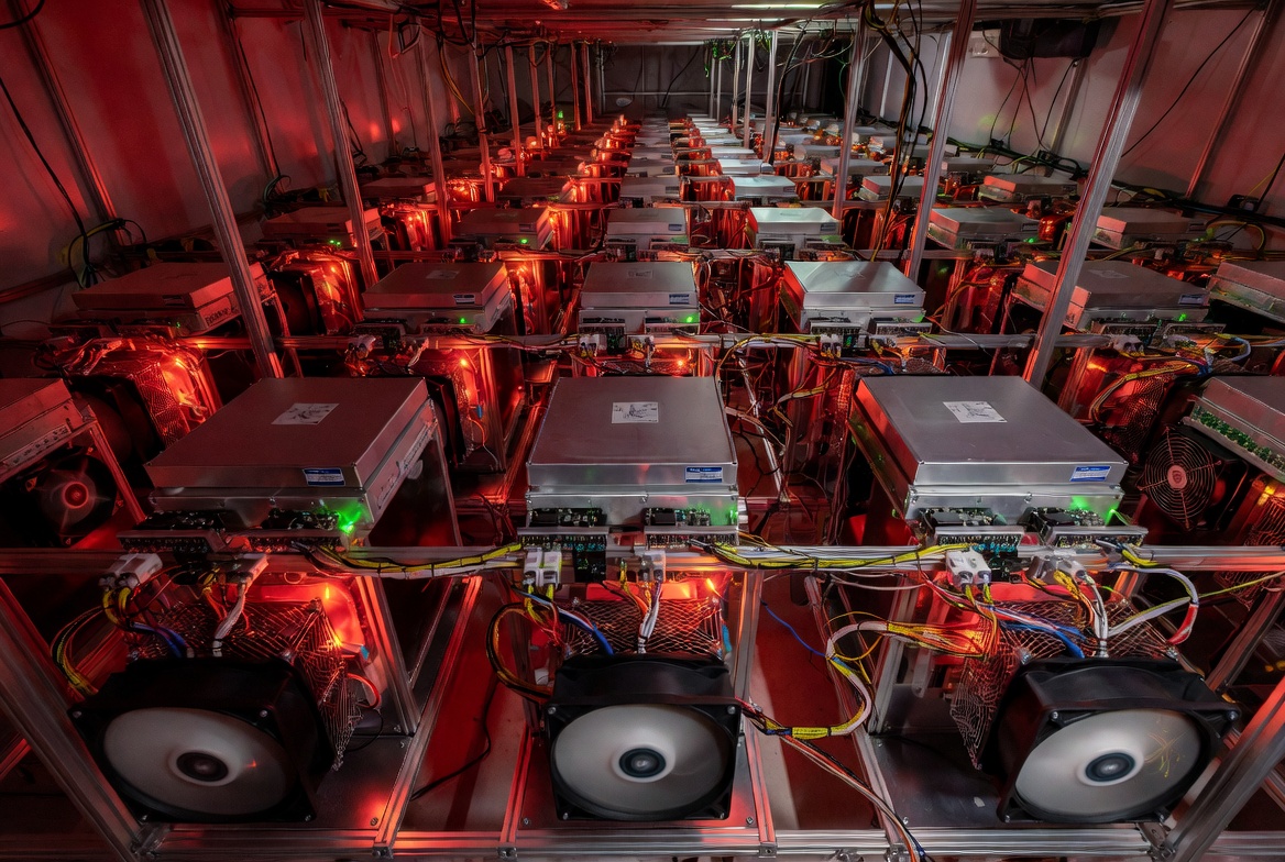 ANDE analiza minar Bitcoin con equipos decomisados en operativos contra criptominería ilegal