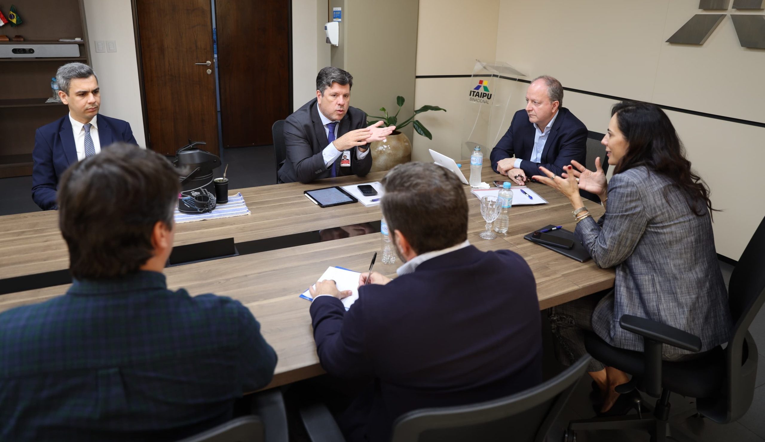 Nuevas promesas pero sin pagos a constructoras en medio de una deuda de más de USD 360 millones