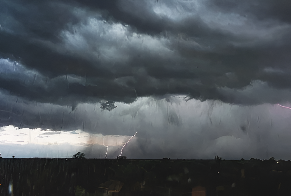 Emiten aviso por tormentas con viento y posibles granizos en varias zonas del país