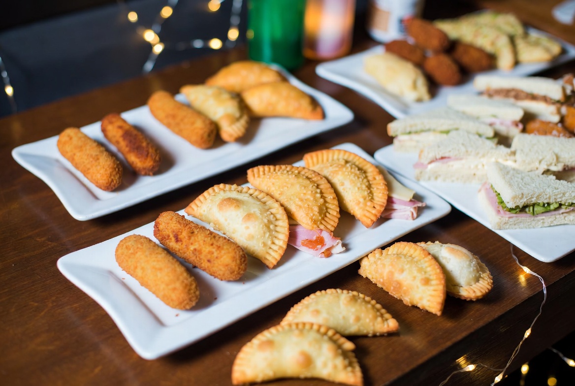 Se burlan de Valdovinos y su “economía de guerra” y licitan bocaditos por USD 362 millones