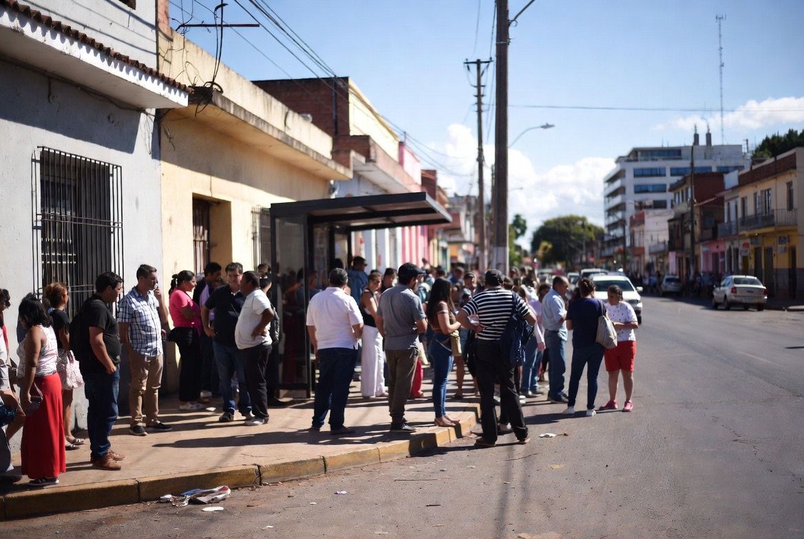 Caos en paradas y largas filas reflejan el impacto del paro en el transporte público