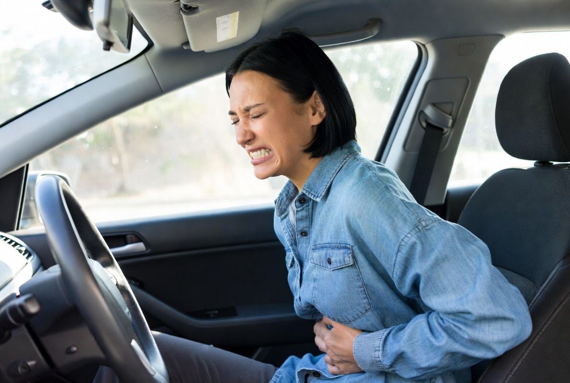 ¿Te duele el estómago cuando viajás? Harvad explica qué lo provoca y cómo evitarlo