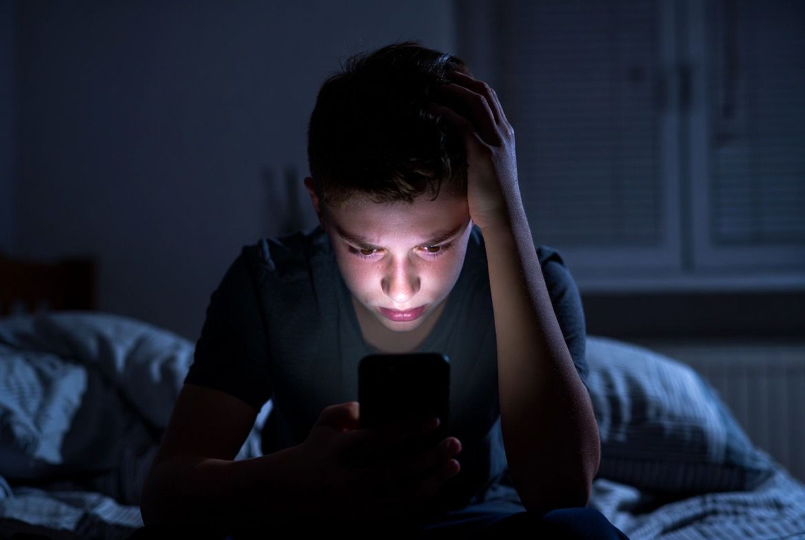 Datos globales vinculan el uso de plataformas digitales con mayor estrés y depresión en jóvenes