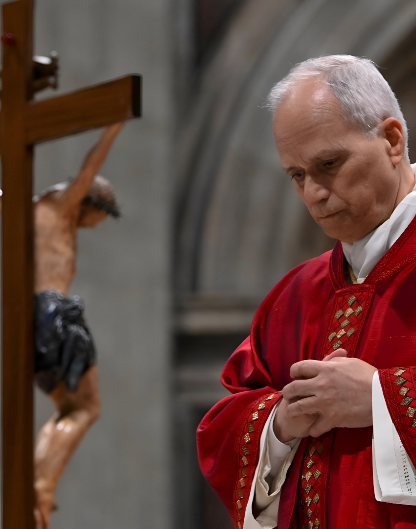 El Papa León XIV vuelve a llevar la cruz durante el Vía Crucis en el Coliseo ante miles de fieles