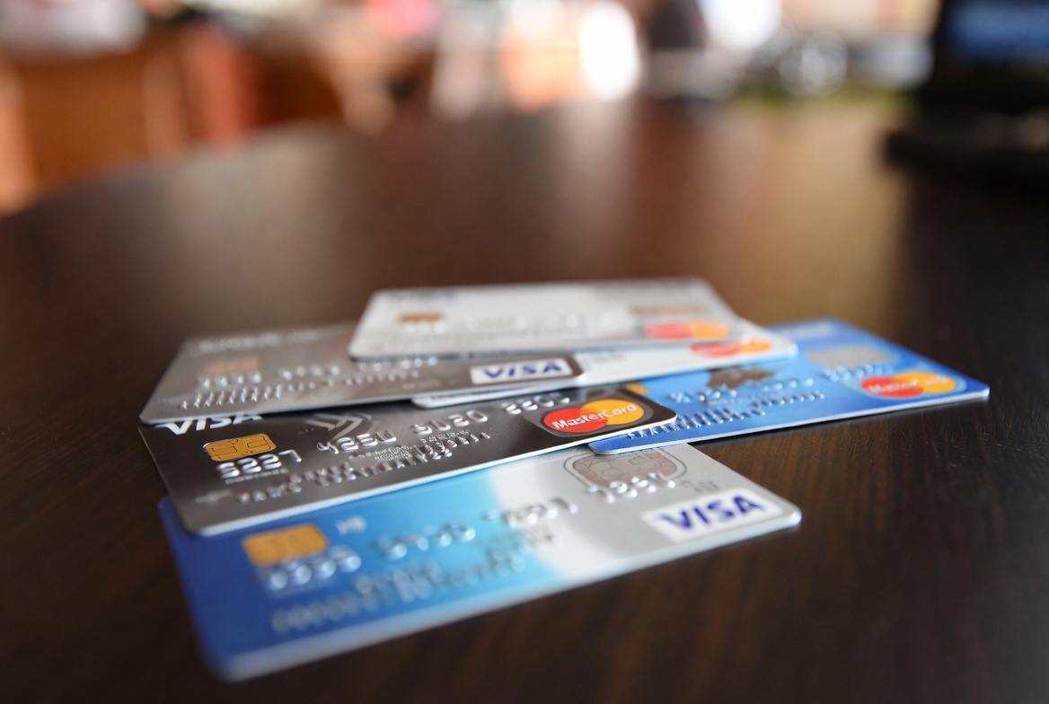 El uso de tarjetas en el exterior se reactiva en Bolivia con un tipo de cambio más alto