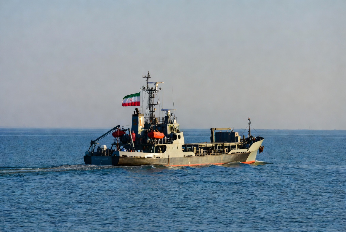 El paso por Ormuz queda bajo control militar iraní y el crudo repunta en los mercados