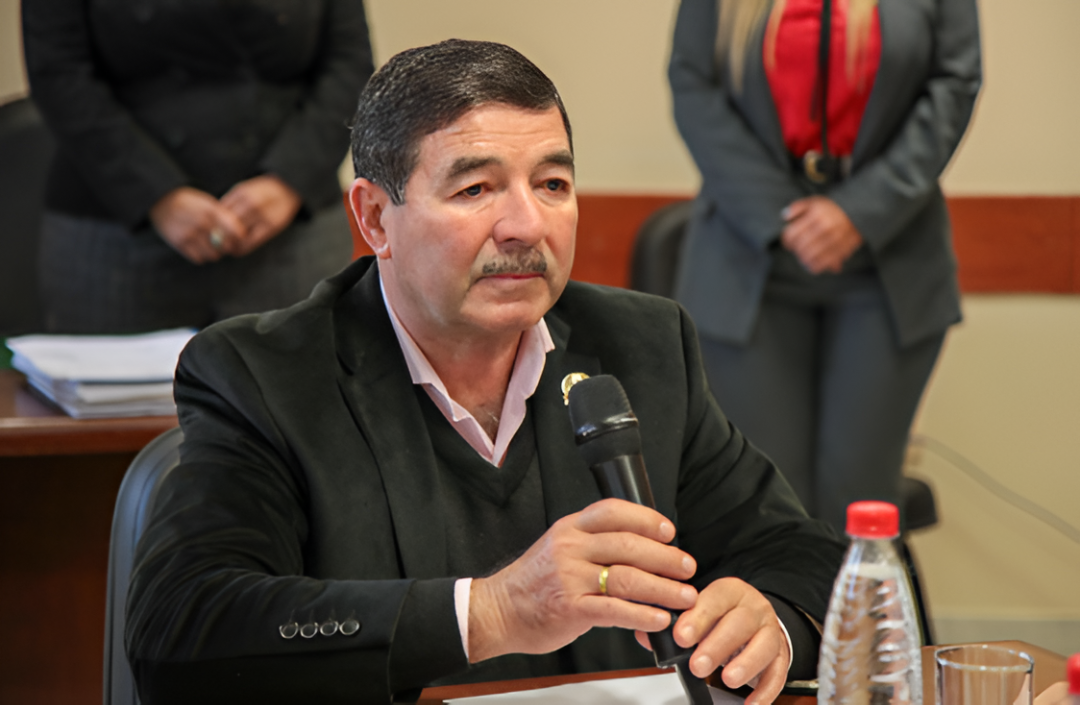 Senador cuestiona gestión de Riera y apunta a irregularidades en Hambre Cero