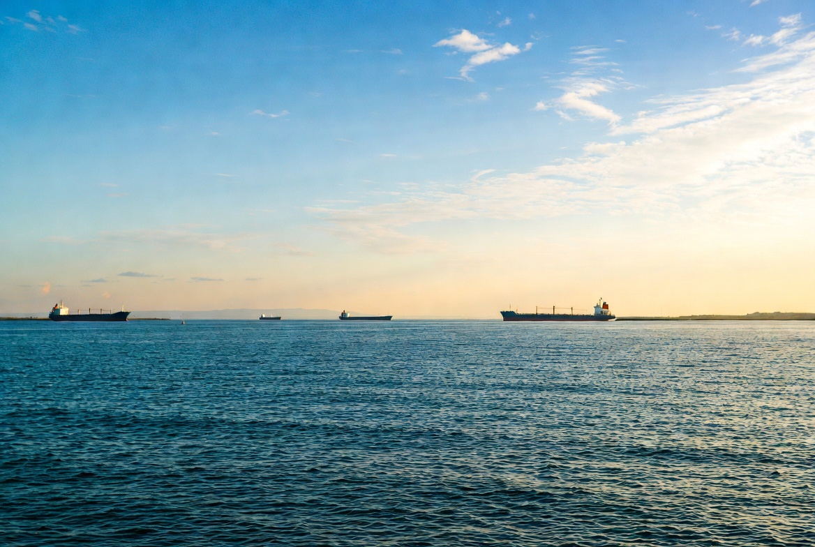 Teherán niega cierre de Ormuz y lanza advertencia a buques militares