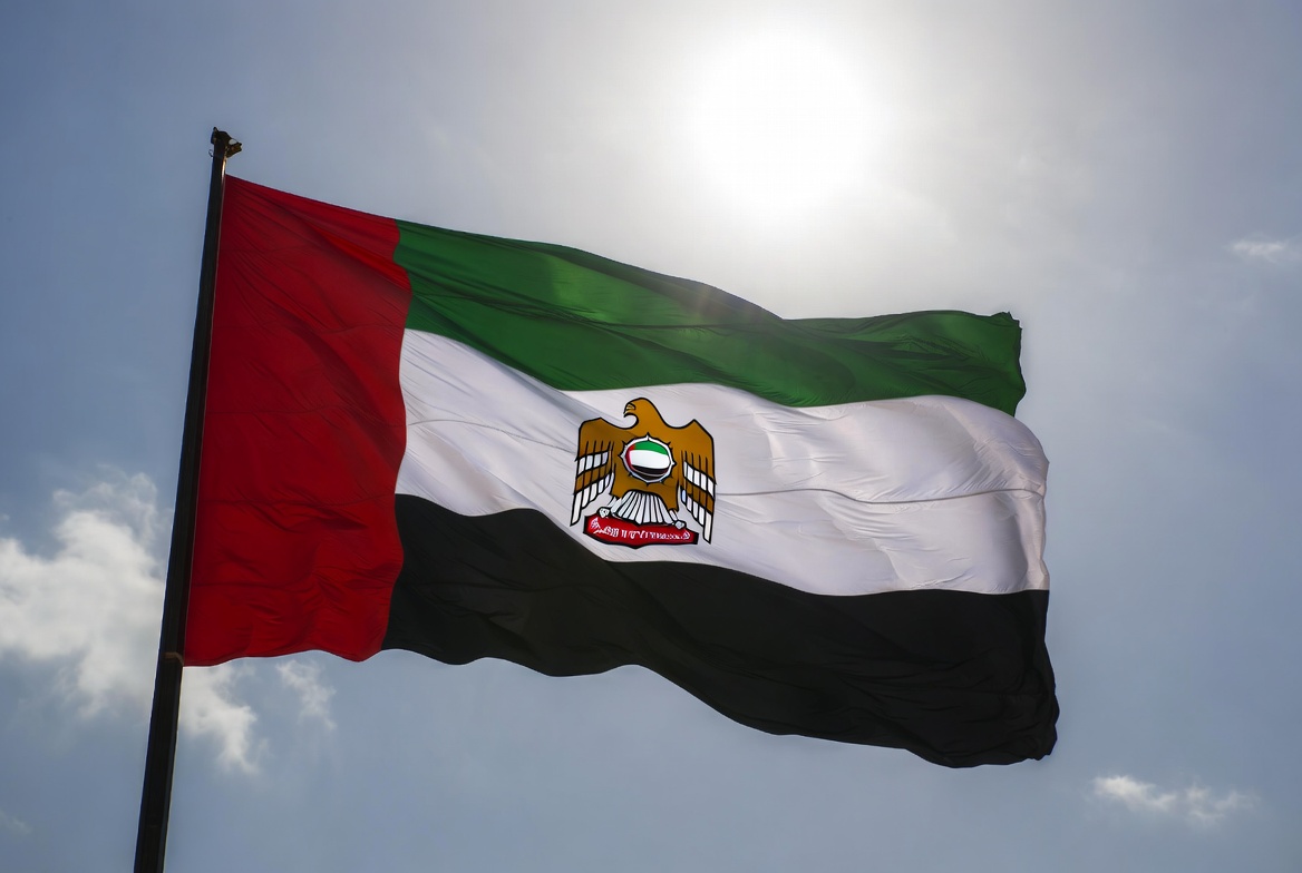 EAU afirma que Ormuz no pertenece a Irán y cuestiona restricciones al paso marítimo