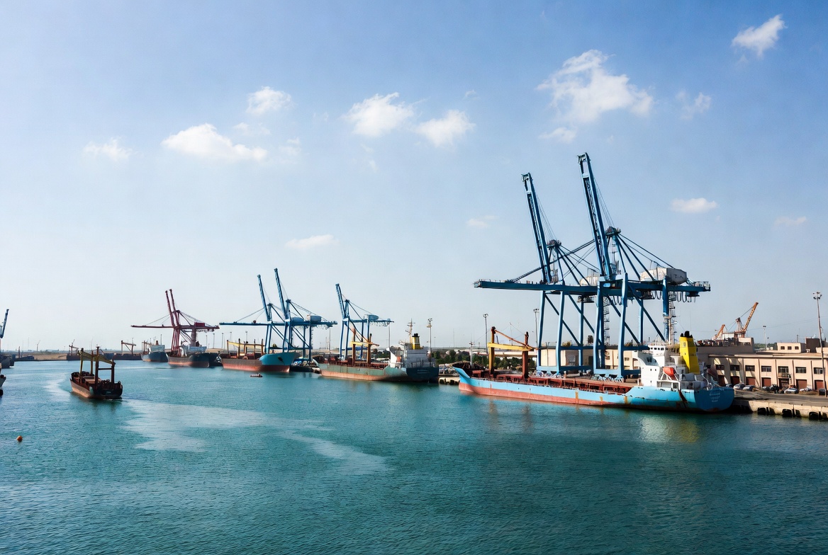 Conflicto en Ormuz se intensifica con amenaza iraní a puertos del Golfo