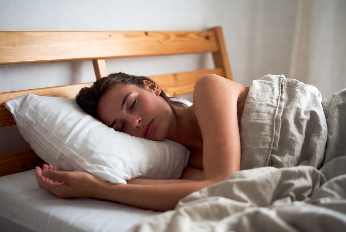Postura al dormir define si conviene usar almohada o prescindir de ella